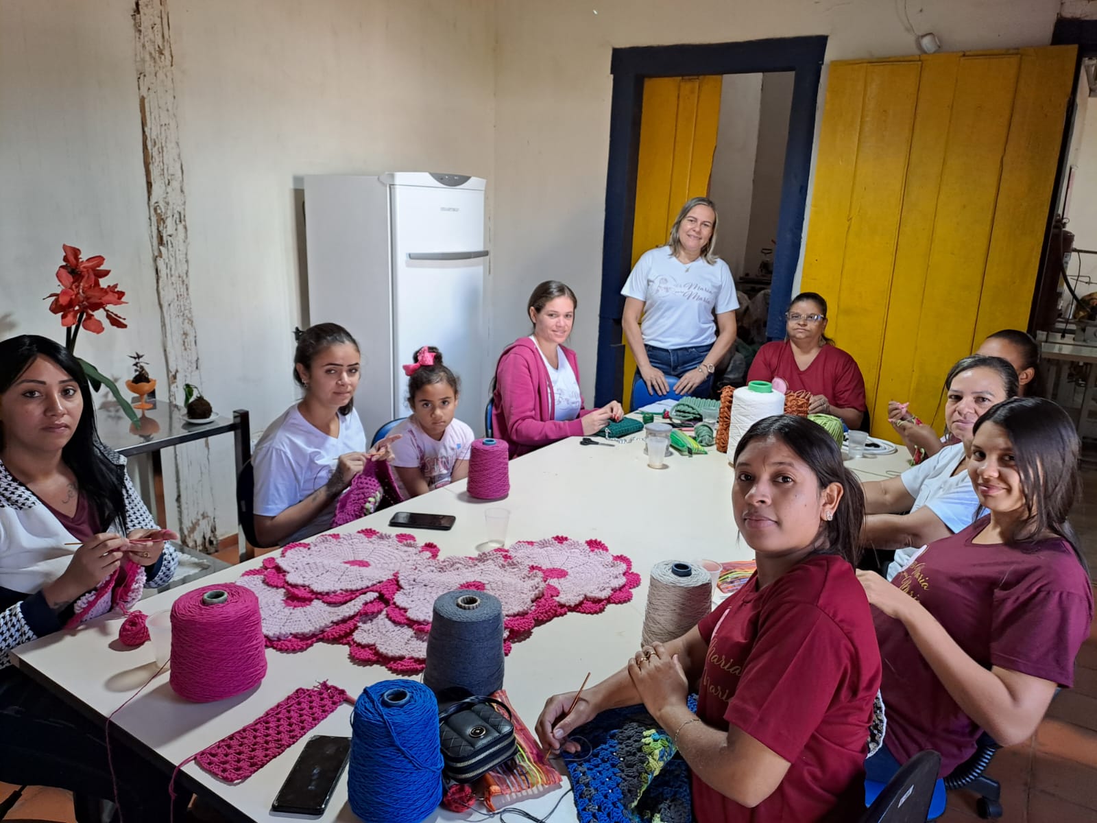 Bordado a mão livre e pintura em tecido crochê